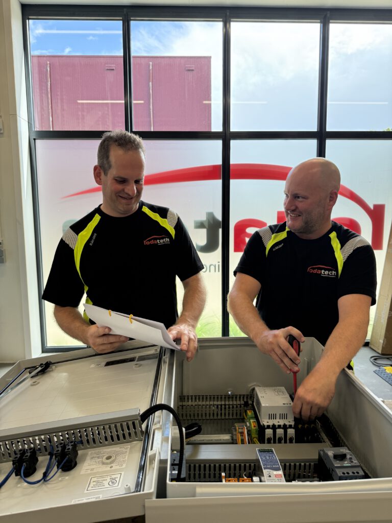 Ronald Dankers en Bram werken aan een kast bij Rodatech in Oosterhout